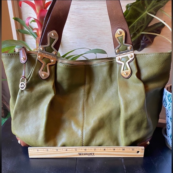 ❌SOLD❌ Vintage Michael Kors Avocado Green Olive Leather Handbag / Chunky Bag - Picture 2 of 13